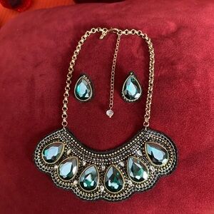 Vintage Chico’s Elegant Gold and Green collar Necklace Set